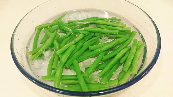 水沸狀態下約煮5分鐘後撈起放入冰水冰鎮後更加清翠鮮綠