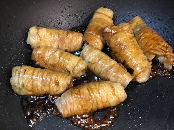 加入調勻的醬汁，讓肉卷每一面都沾附上醬汁，蓋上鍋蓋小火稍悶2-3分，隨時注意鍋內情況，別燒焦囉！