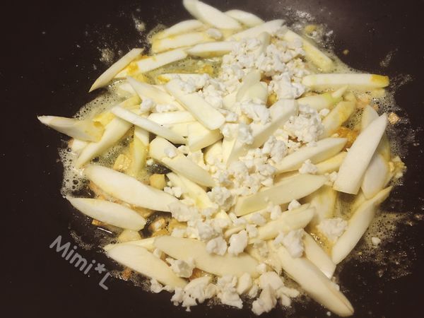 茭白筍與蛋白一起下鍋