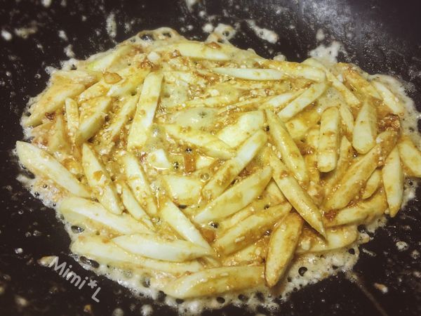 小火翻炒至均勻的金黃