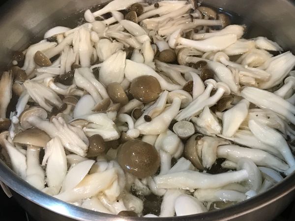 鴻禧菇和雪白菇，放入加了1小匙鹽的滾水中汆燙，3-4分鐘後撈起，沖洗一下開水後瀝乾水份。