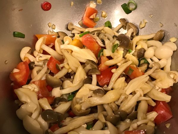 步驟2倒入醬汁後拌勻，放入冰箱冰鎮一下更好吃喔！