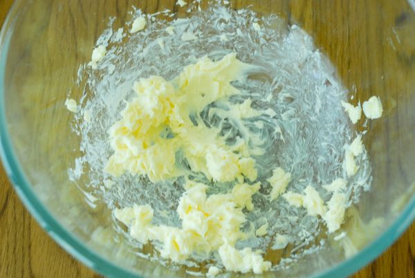 用電動打蛋器打發奶油至軟身