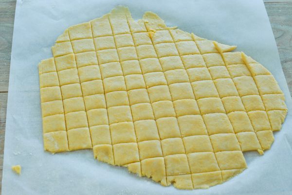 切成方形，放在鋪有烘焙紙的烤盤上