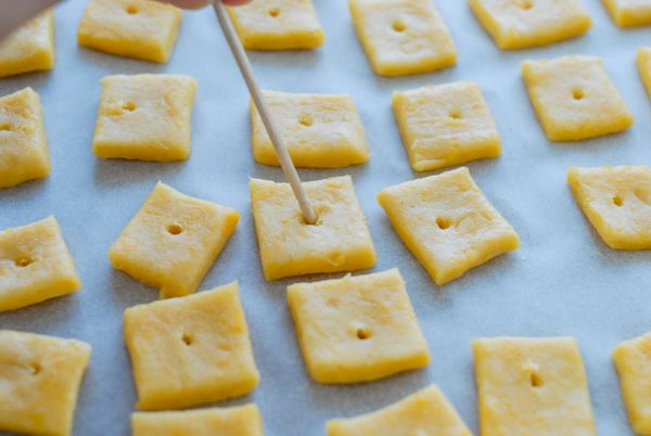 用牙纖在中間刺一個孔