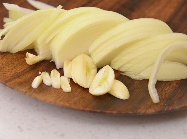 半顆洋蔥，去皮切絲，取2～3瓣蒜瓣去皮切片。