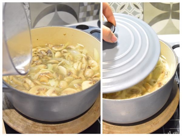 炒至蘑菇開始出水變軟，加入約500ml的高湯，蓋上鍋蓋燉煮約10分鐘。
   （倒入高湯前，可以撈出一點炒好的蘑菇片備用，最後再加回湯中，增加口感）