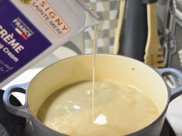 將濃湯倒回湯鍋中，再以小火稍微加熱至沸騰，加入約150ml鮮奶油攪拌均勻，如果太稠或太稀，可以再加入少許高湯或鮮奶油調整，檢查一下味道，可以加少許鹽調味。