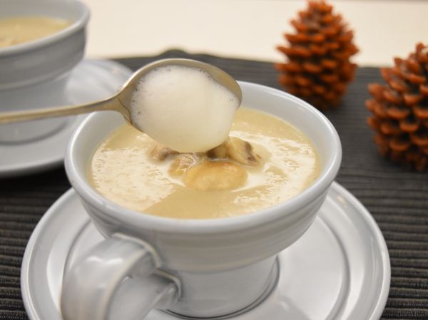 將濃湯舀入碗中，加入一些預留好的炒蘑菇片，在上方加一些奶泡點綴，最後灑上黑胡椒，蘑菇卡布奇諾濃湯就完成了！