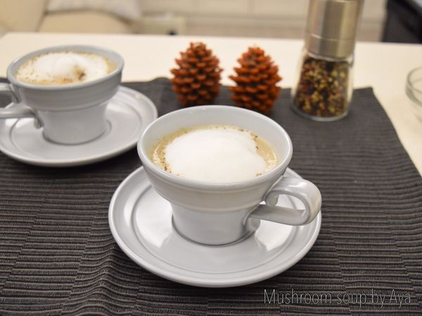 這道濃湯很適合裝在大一點的咖啡杯裡，看起來就像一杯卡布奇諾，好看又好喝！