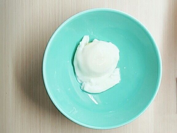 將蛋打進碗裡放入電鍋蒸約15分鐘（稍微用湯匙繞圓）