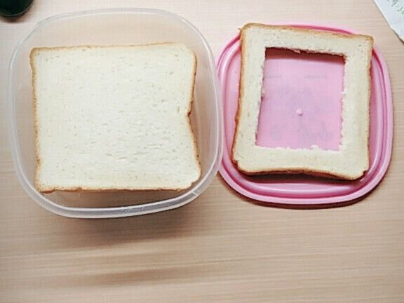 其中一片吐司中央切一個正方形