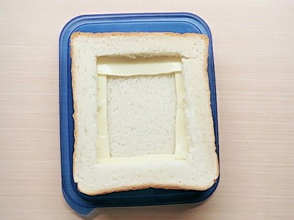 起司剝成四條放在吐司四邊，兩片吐司合在一起