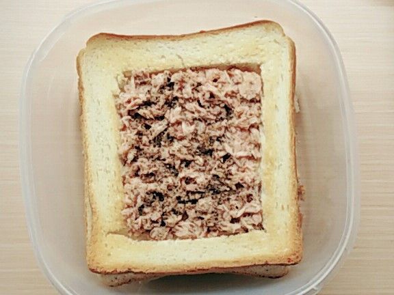 放入烤箱烤15-20分鐘（含預熱時間）只要有稍微變焦即可
中間鋪上鮪魚和黑胡椒