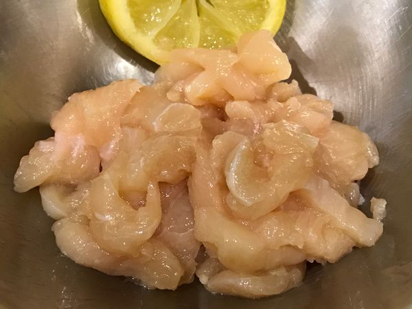 雞肉切成小塊，加入醃料拌勻。

p.s. 若無鹽漬檸檬汁，直接用檸檬汁2小匙-1大匙、鹽1/2小匙、1/2小匙太白粉做成醃料也可以喔！
