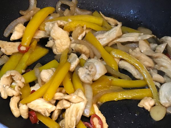 調味汁拌勻加入步驟3，翻炒讓食材均勻入味，收汁後即可盛盤享用！