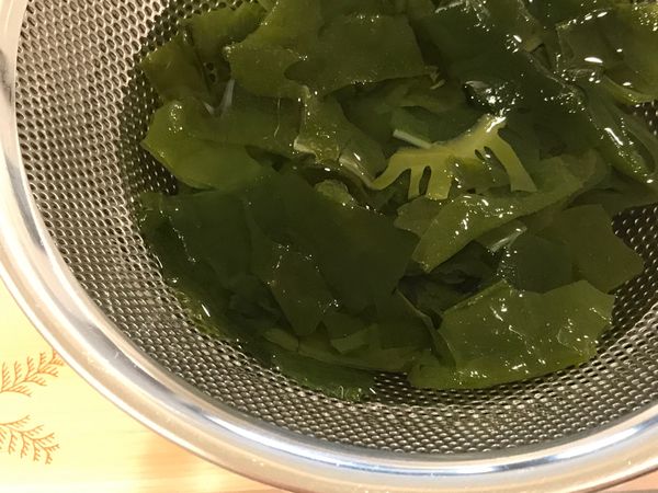 海帶芽可讓湯頭更有鮮味，沖洗一下用開水泡開，瀝乾後略剪幾刀剪開太長的，紅白蘿蔔切成扇形薄片，杏鮑菇切成圓薄片，蔥切珠備用。