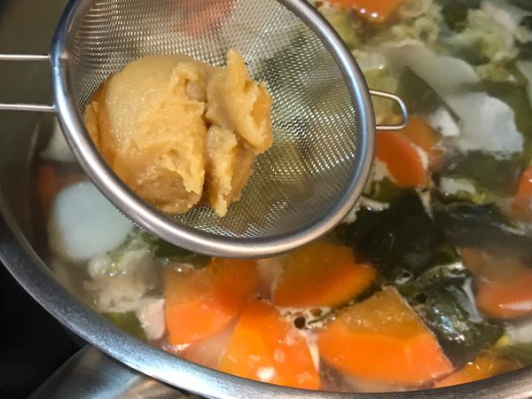 加入味噌調味，再悶煮3-5分，關火加入蔥花即完成。