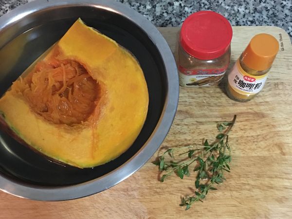 南瓜外皮用菜瓜布刷洗乾淨，去籽後泡在滾水中ㄧ下子，這樣會讓南瓜很容易切片或切塊喔！接著將南瓜切成約1-2公分厚度。