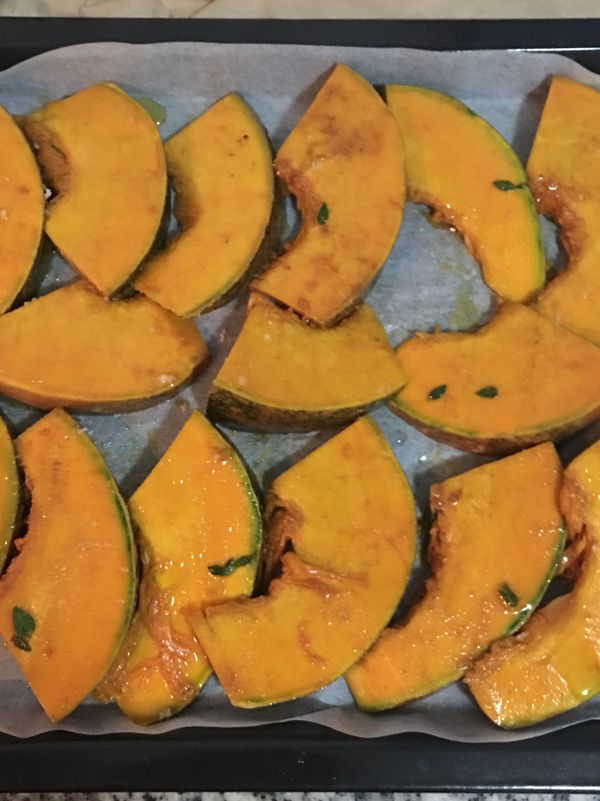 烤盤上鋪好烘焙紙;烤箱預熱到180度，將南瓜與調味料混勻後，排在烤盤上，並均勻淋上橄欖油，便可入烤箱烤25分鐘即可。