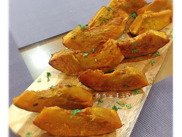 取出後將南瓜排在盤子上，並撒上少許切碎的巴西里葉即可。