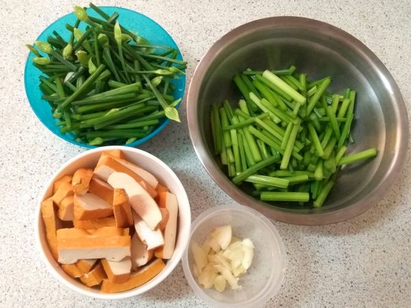 豆干切片，蒜頭壓扁
韭菜花洗淨後，把根部老的折斷，其他的切段，靠根部與靠花的那頭分開放