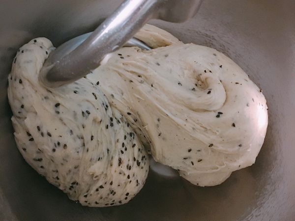 把所有材料放進去均勻攪拌成糰出膜