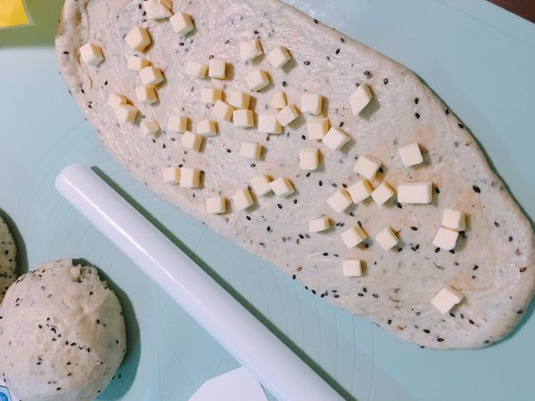 桿平放入乳酪丁