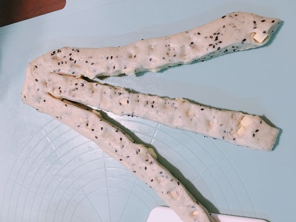 切成三條 變成辮子狀