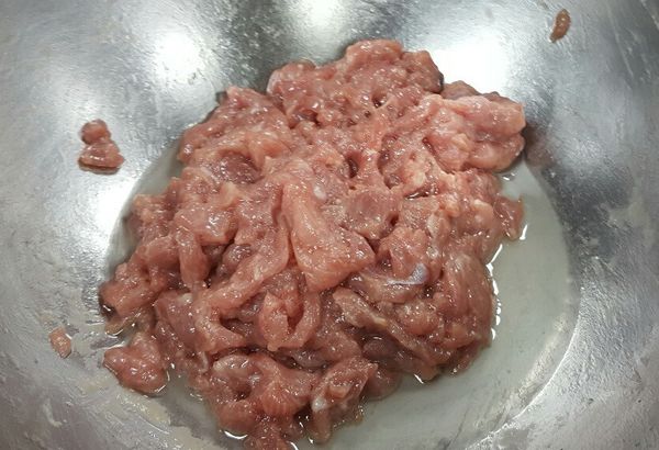 主食材 : 里肌肉切小條狀, 用少許鹽巴, 蛋液, 太白粉抓碼後, 拌一點沙拉油備用.