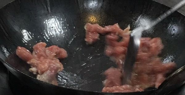 熱鍋冷油里肌肉過油, 拌炒顏色變白即可瀝油撈起備用.