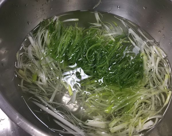 蔥絲泡過冰水瀝乾水分鋪盤