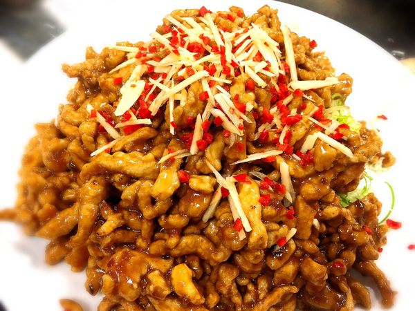 最後灑上蒜條和辣椒末增添風味.