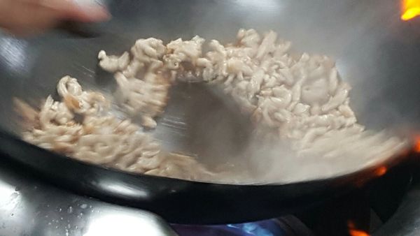 再放入里肌肉拌炒, 最後收汁放點太白粉水及少許香油即可起鍋.