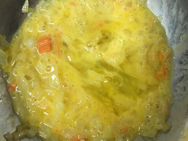 將切好的洋蔥加入蛋液裡面攪拌均勻