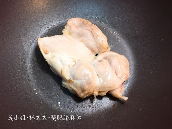 去骨雞腿肉 先煎半熟 也可用熱水川燙 然後切塊