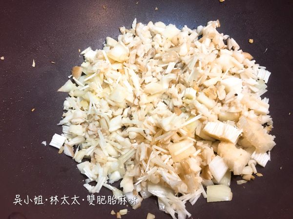 鍋子先加點油 將蒜末薑末 爆香
加入洋蔥、金針菇、鴻禧菇、美白菇 炒軟