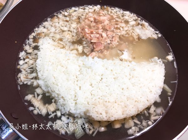 最後 加入雞肉、白飯和8杯水 小火加熱
👉🏻粥的水量可依寶寶吃的倍粥 添加或減少