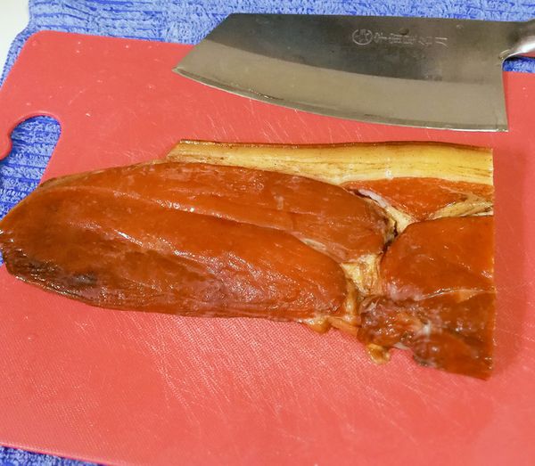 取適量的臘肉先入滾水燙一下後切片，薄一些口感較好。