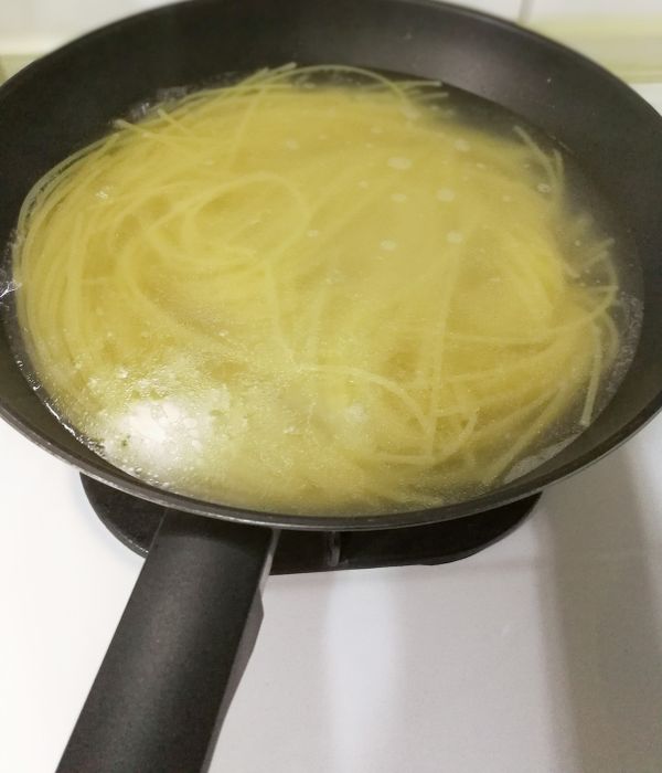 起一鍋水，煮滾後加2茶匙鹽及少許橄欖油，將義大利麵放入煮至喜歡的口感。