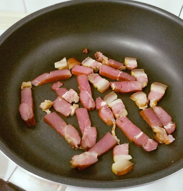 另起一鍋開小火，將切片之臘肉慢慢煸出油。