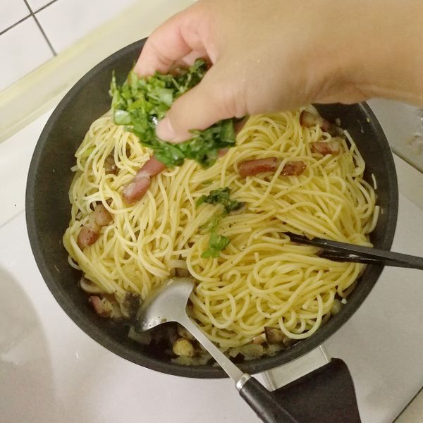 滴數滴的初榨橄欖油，關火並略攪拌，灑上九層塔（九層塔可加可不加）。