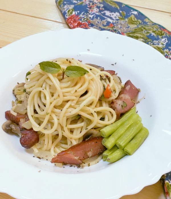 起鍋前灑黑胡椒粒、義大利香料即可上桌品嚐。