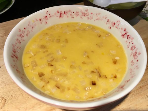 3顆蛋連同所有調味料攪拌均勻後，加入鮪魚及步驟2的洋蔥，並再次攪拌均勻