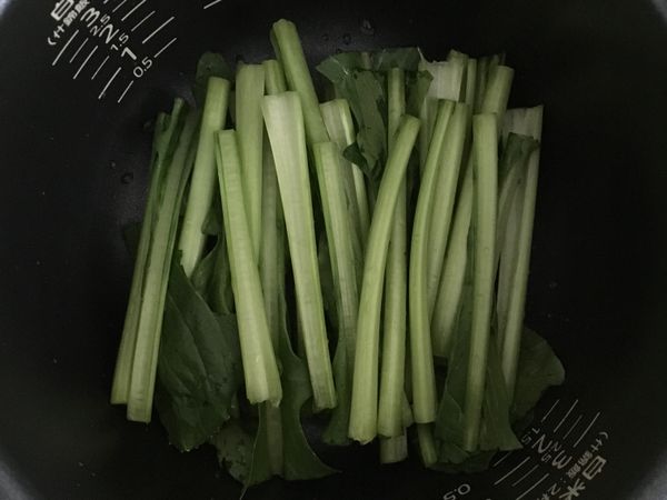 洗淨後先放入梗的部分再放入葉片，
加入50～80cc的熱開水。

K麻怕葉太爛，變黃營養價值就沒了。