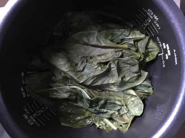 10分鐘一到用夾子攪拌一下起鍋放溫涼，
再用攪碎機打成泥。

打泥記得加30～40cc的開水，
烹煮的水是不使用的喔！