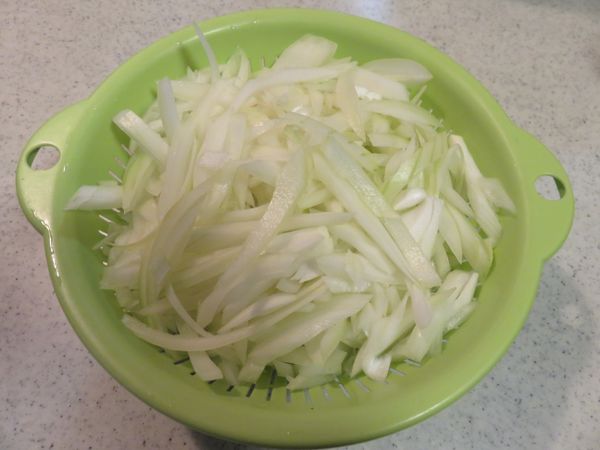 薑削皮切絲，洋蔥剝皮切絲。