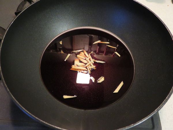 湯汁滾後先放入薑絲。