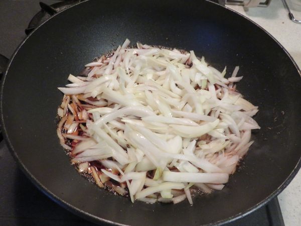 再放入洋蔥。