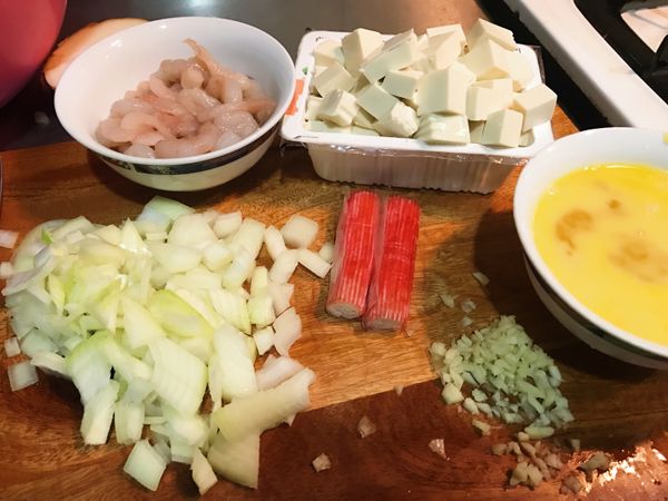 備料: 豆腐切丁、洋蔥切丁、雞蛋打散、蒜末、蝦仁去腸泥